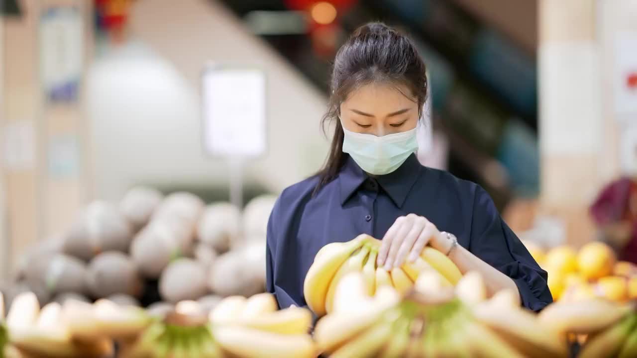 年轻女子在超市里选购水果视频素材