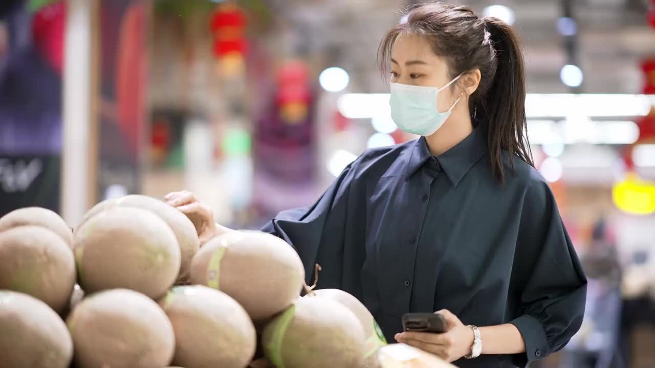 年轻女子在超市里选购水果视频素材