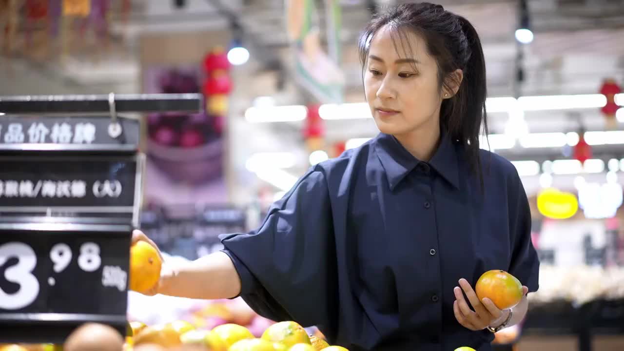 年轻女子在超市里购物视频素材