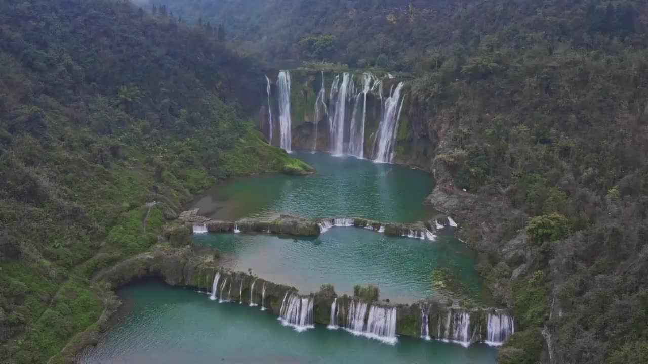 瀑布的航拍视角，罗平九龙瀑布群的俯瞰视角视频素材