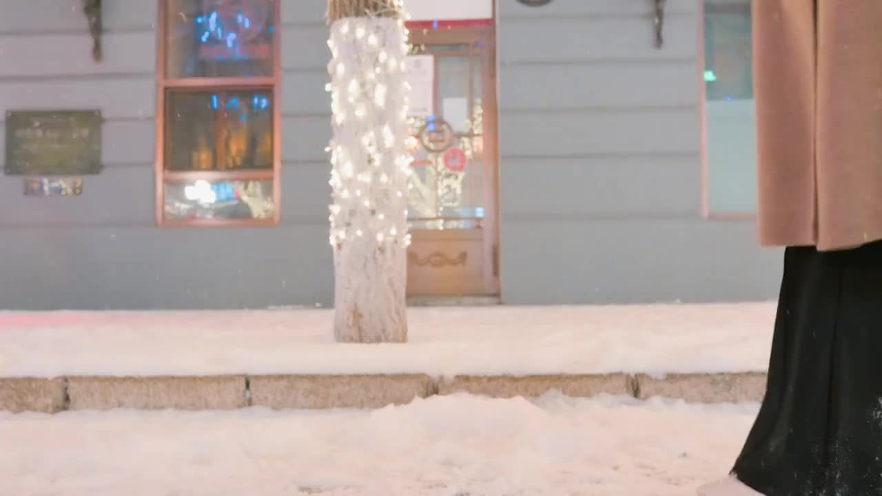 4K下雪美女雪中行走哈尔滨索菲亚教堂夜景视频素材