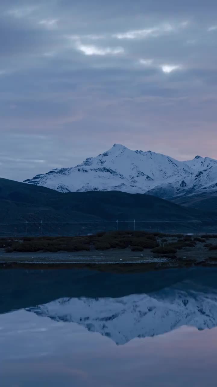 雪山与湖泊的朝霞，日出时的雪山倒影视频素材