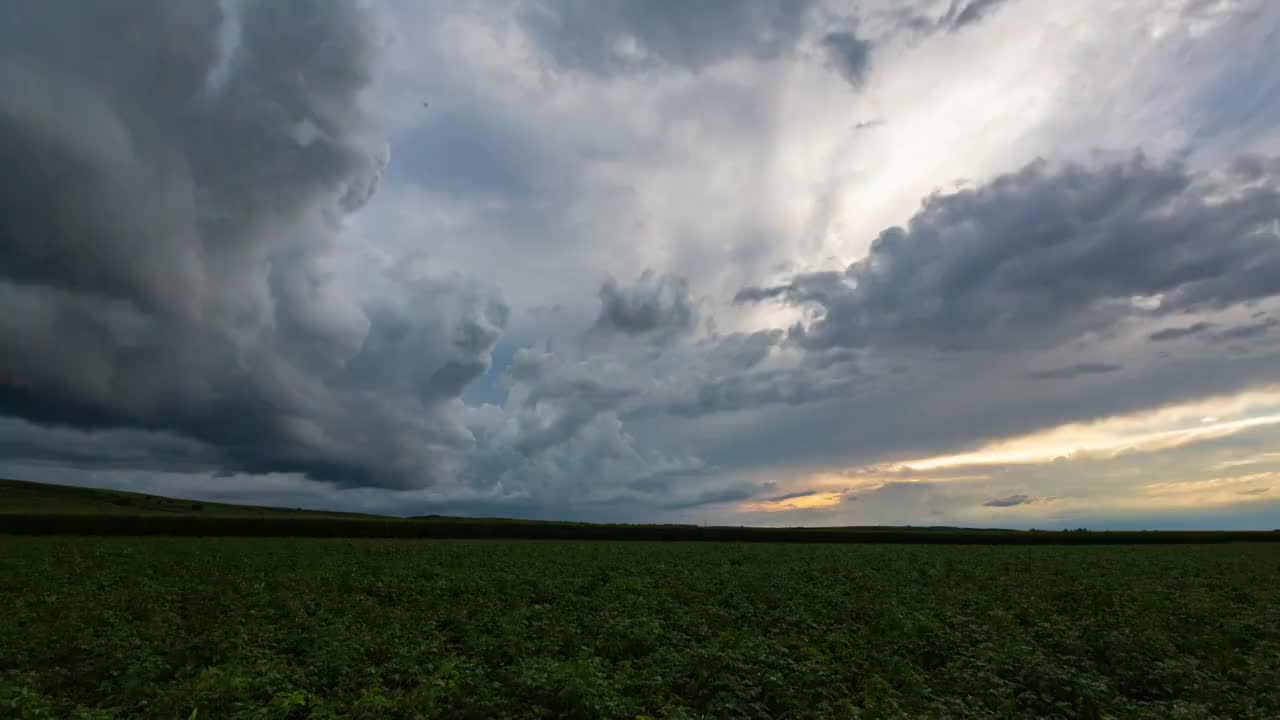 幸福村暴雨前夕视频素材