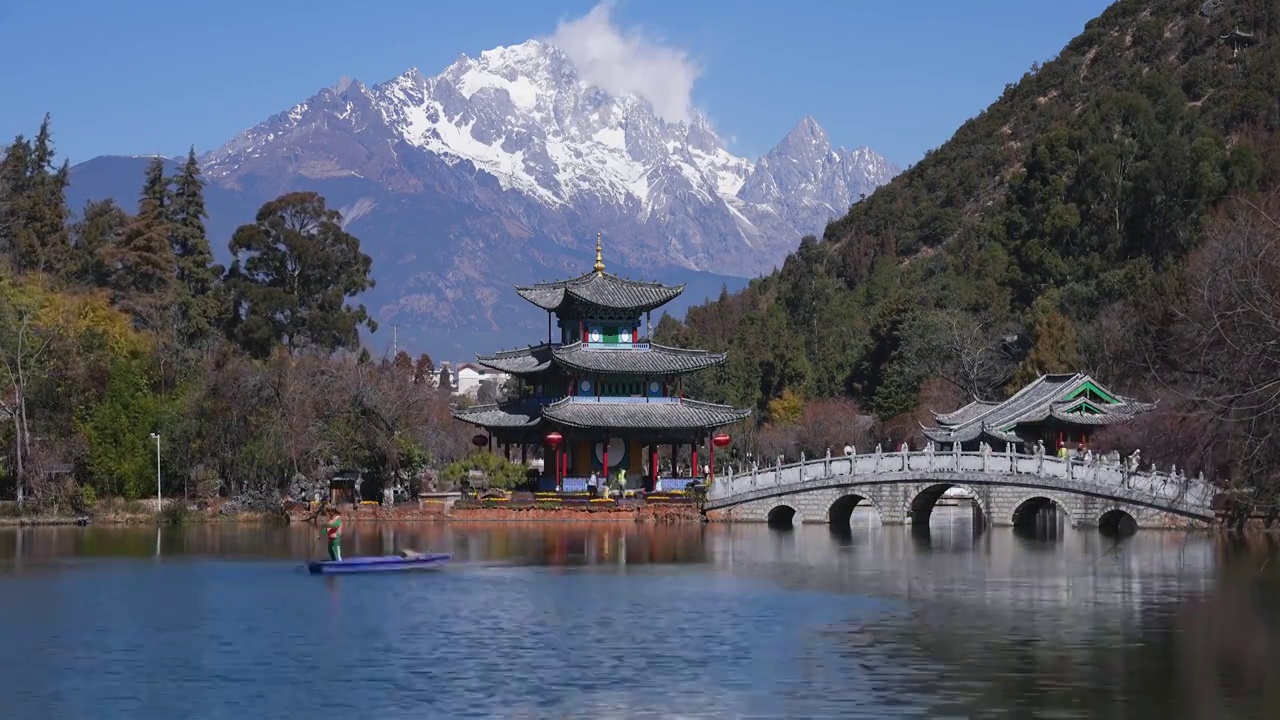 延时摄影云南丽江黑龙潭与玉龙雪山视频素材