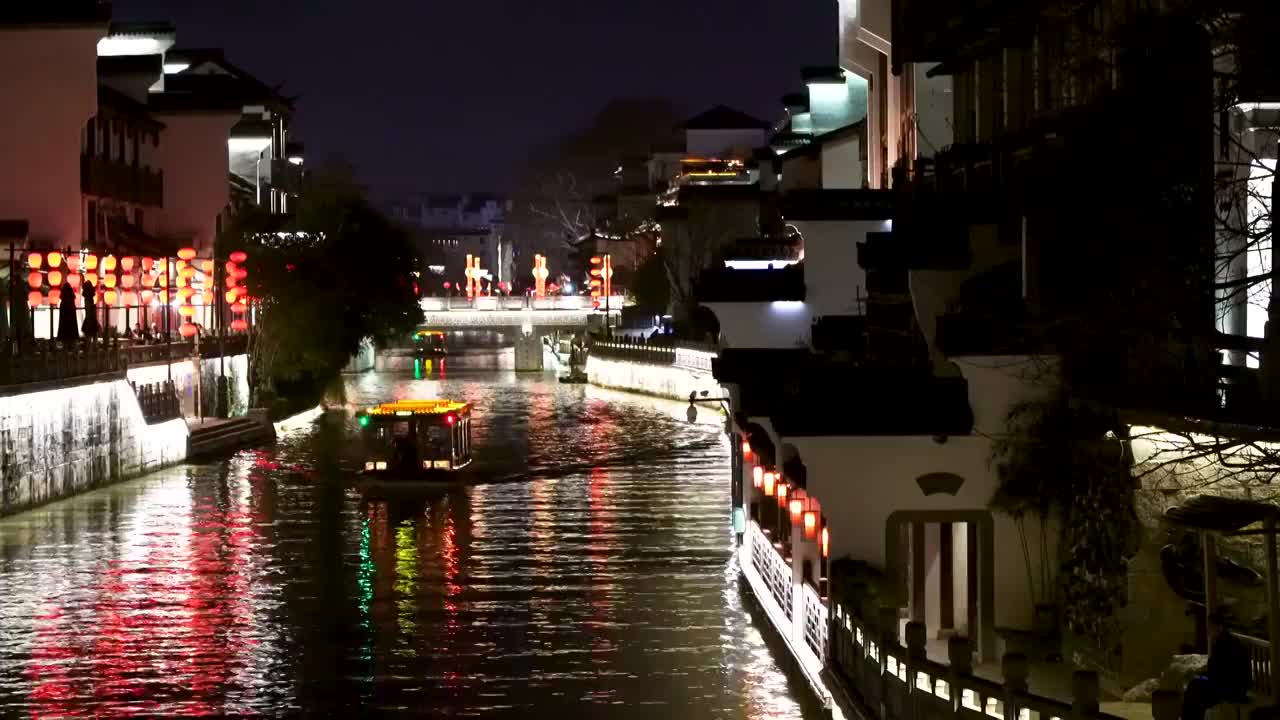 南京夫子庙秦淮风光带，桨声灯影里的秦淮河夜景风光视频素材