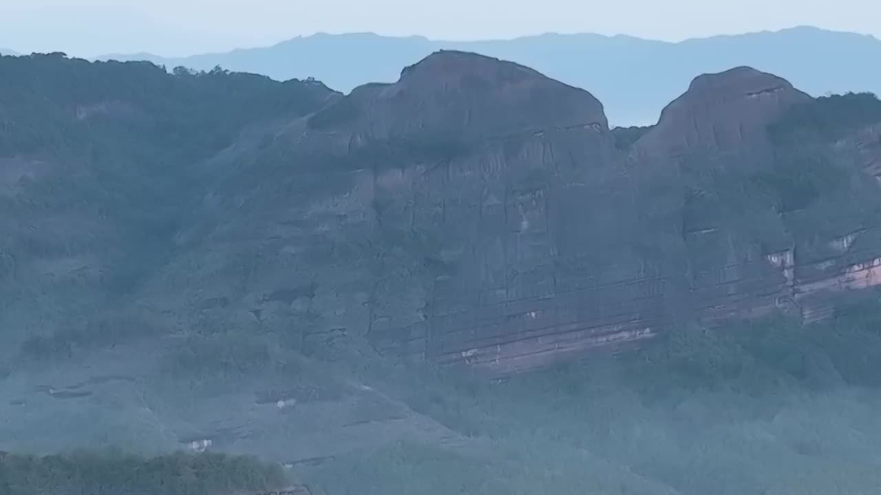 丹霞山下的仁华市区清晨视频素材