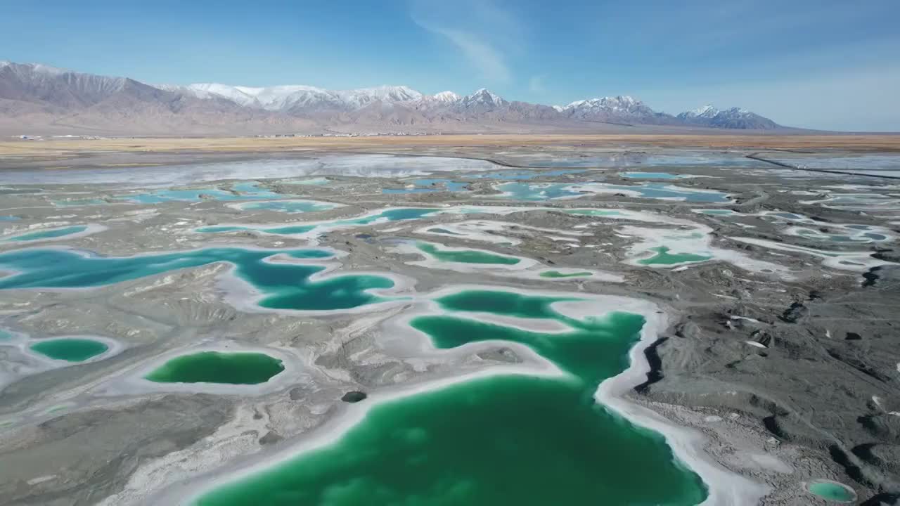 青海海西州大柴旦镇大柴旦翡翠湖盐湖旅游景区自然风光视频素材