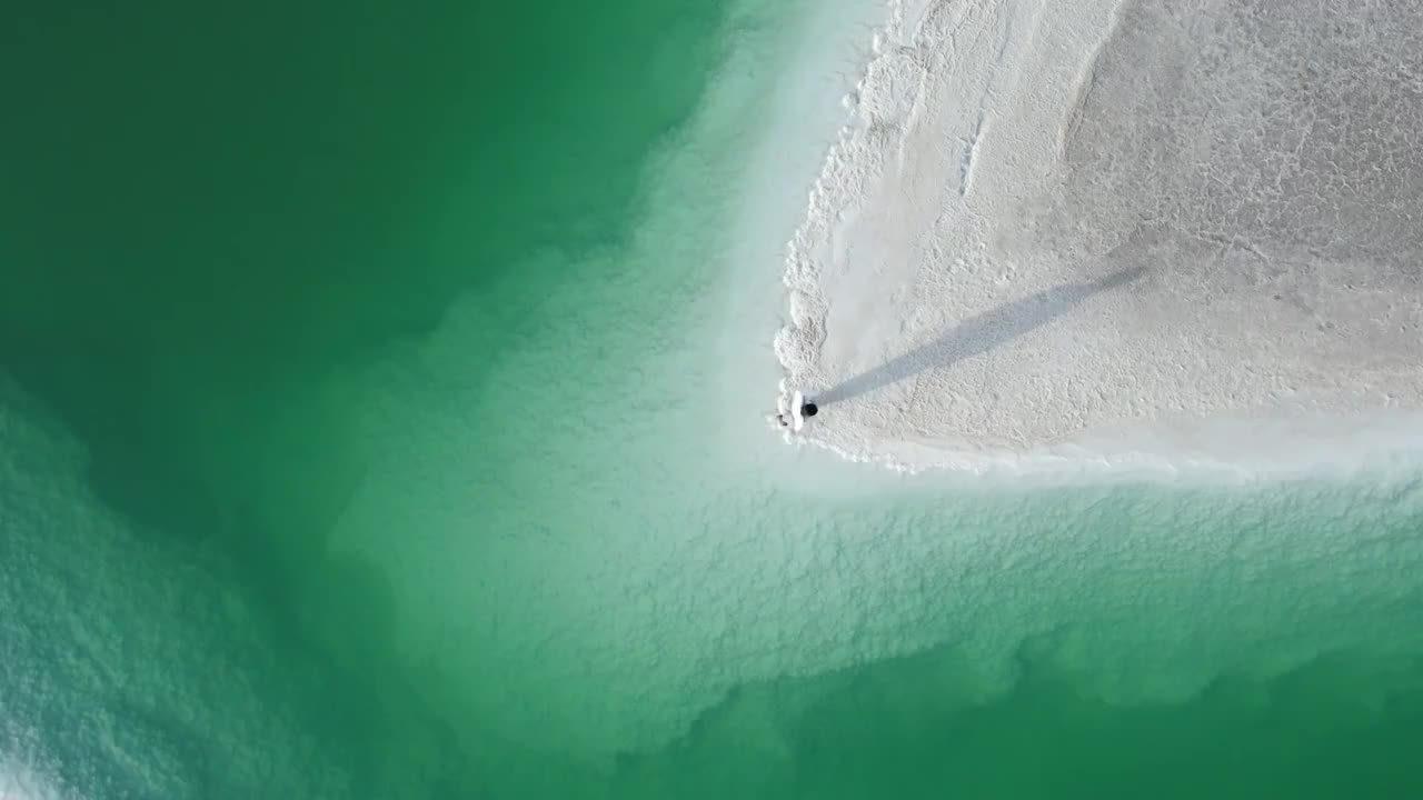 青海海西州大柴旦镇大柴旦翡翠湖盐湖旅游景区自然风光视频素材