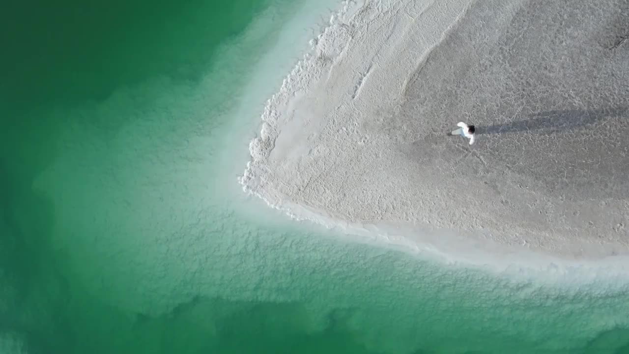 青海海西州大柴旦镇大柴旦翡翠湖盐湖旅游景区自然风光视频素材