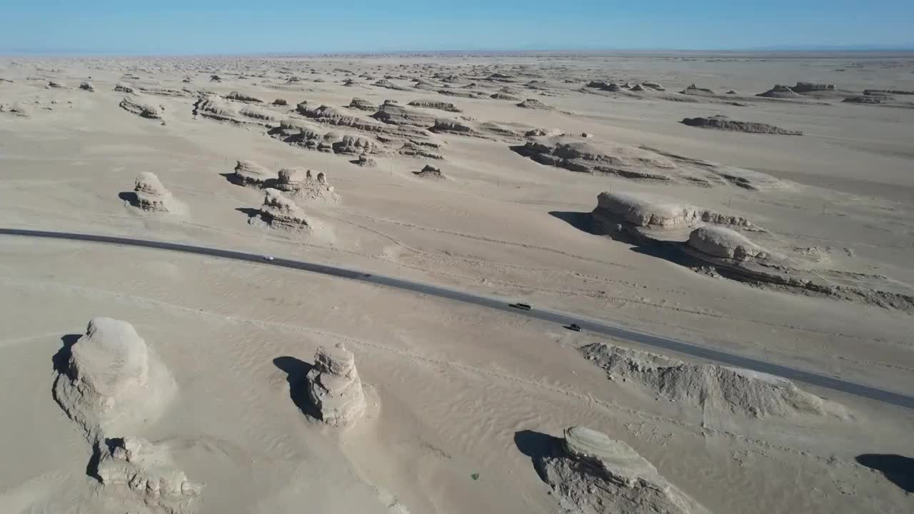 青海海西州柴达木盆地雅丹地貌G315国道公路自驾旅游探险自然风光视频素材