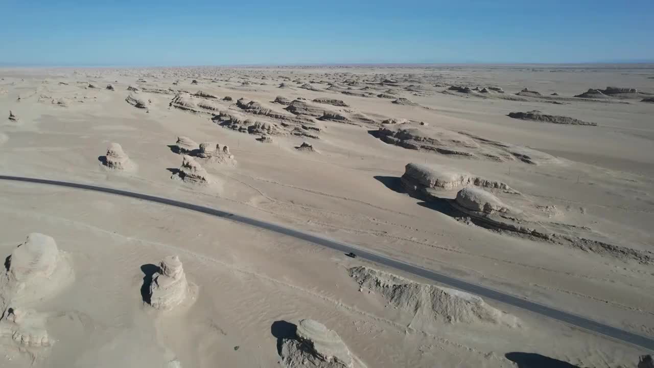 青海海西州柴达木盆地雅丹地貌G315国道公路自驾旅游探险自然风光视频素材