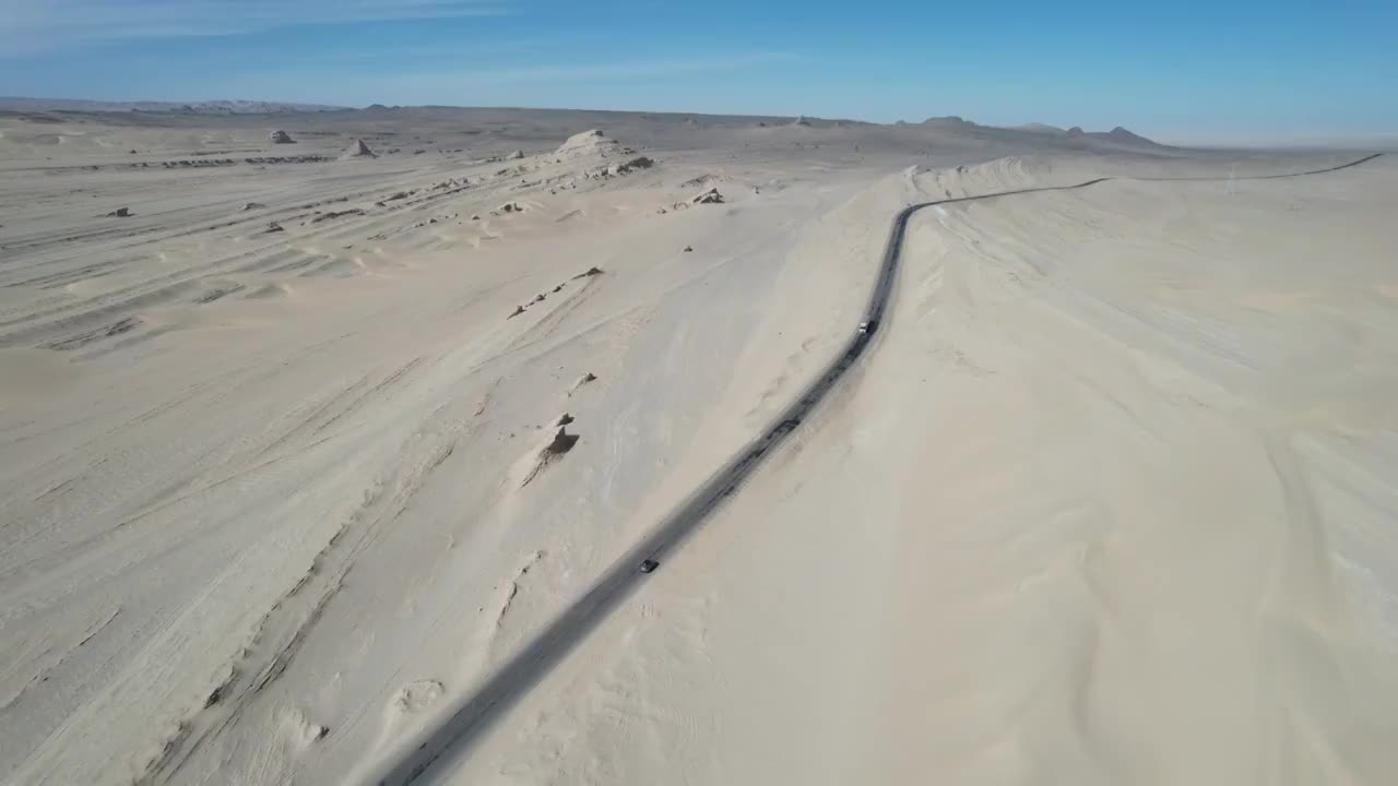 青海海西州柴达木盆地雅丹地貌G315国道公路自驾旅游探险自然风光视频素材