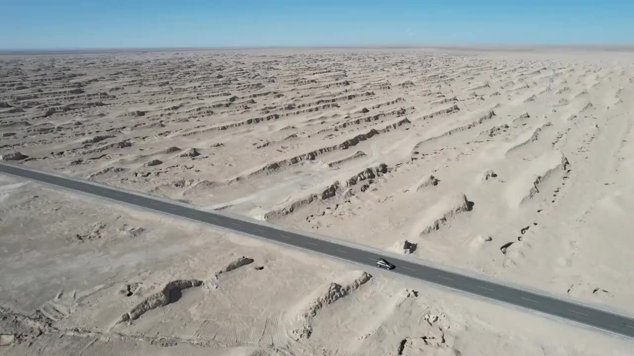 青海海西州柴达木盆地雅丹地貌G315国道公路自驾旅游探险自然风光视频素材