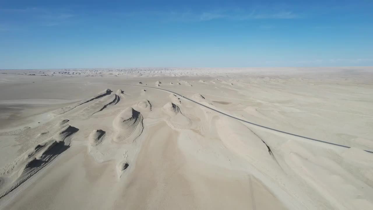 青海海西州柴达木盆地雅丹地貌G315国道公路自驾旅游探险自然风光视频素材