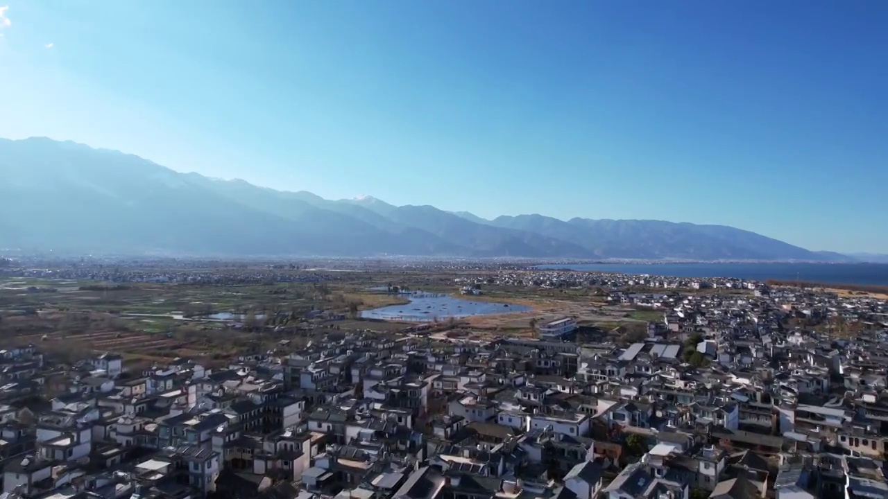 航拍云南旅游大理苍山洱海下的村庄视频素材