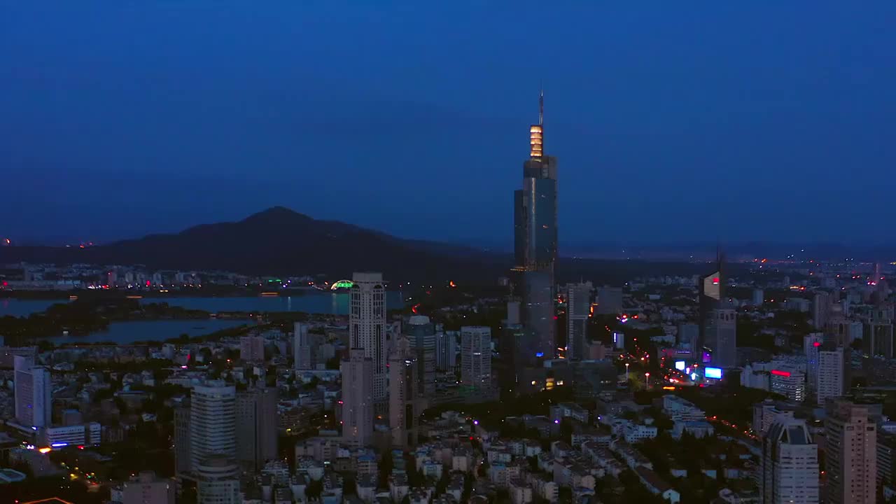 航拍南京夜晚的城市天际线风光视频素材