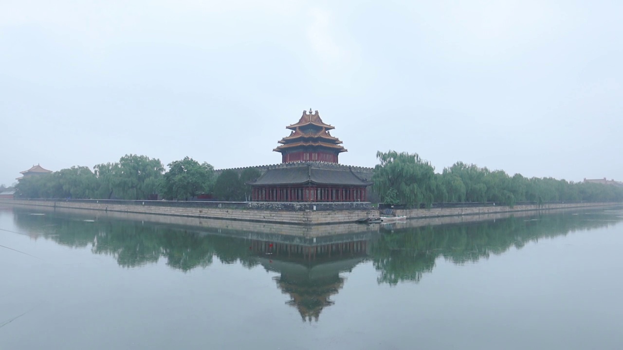 夏季的早晨中国北京故宫护城河边的角楼下起了小雨视频素材