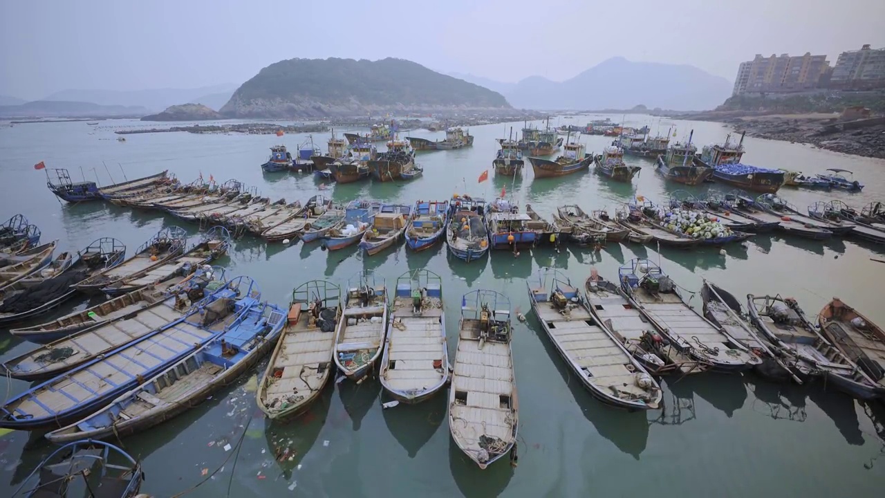 停泊在海边的渔船视频素材