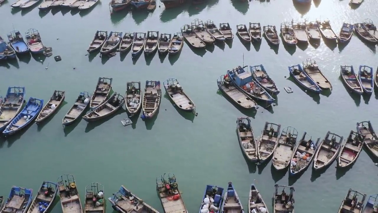 停泊在海边的渔船视频素材