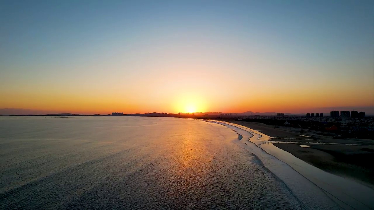 山东乳山银滩海上落日夕阳航拍视频素材