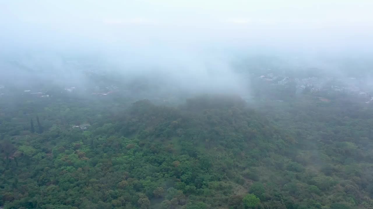 云雾中的海口雷琼火山口视频素材