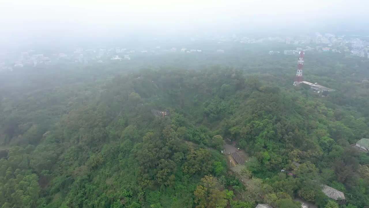 云雾中的海口雷琼火山口视频素材