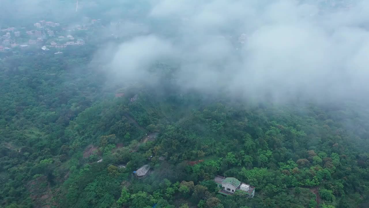 云雾中的海口雷琼火山口视频素材