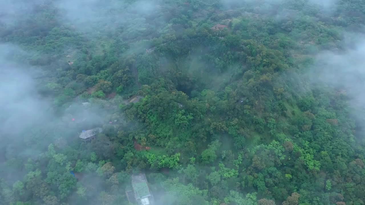 云雾中的海口雷琼火山口视频素材