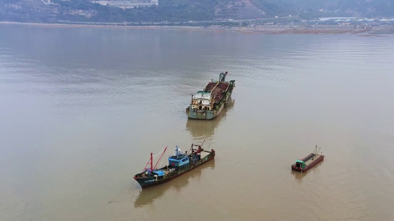 海面上正在行驶的捕鱼船视频素材