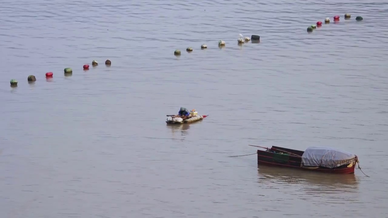 海面上正在行驶的捕鱼船视频素材