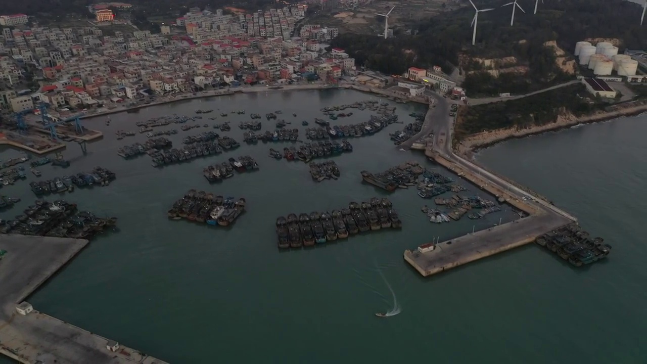 福建漳州东山县东山岛西埔镇冬古码头渔港黄昏时分航拍视频素材