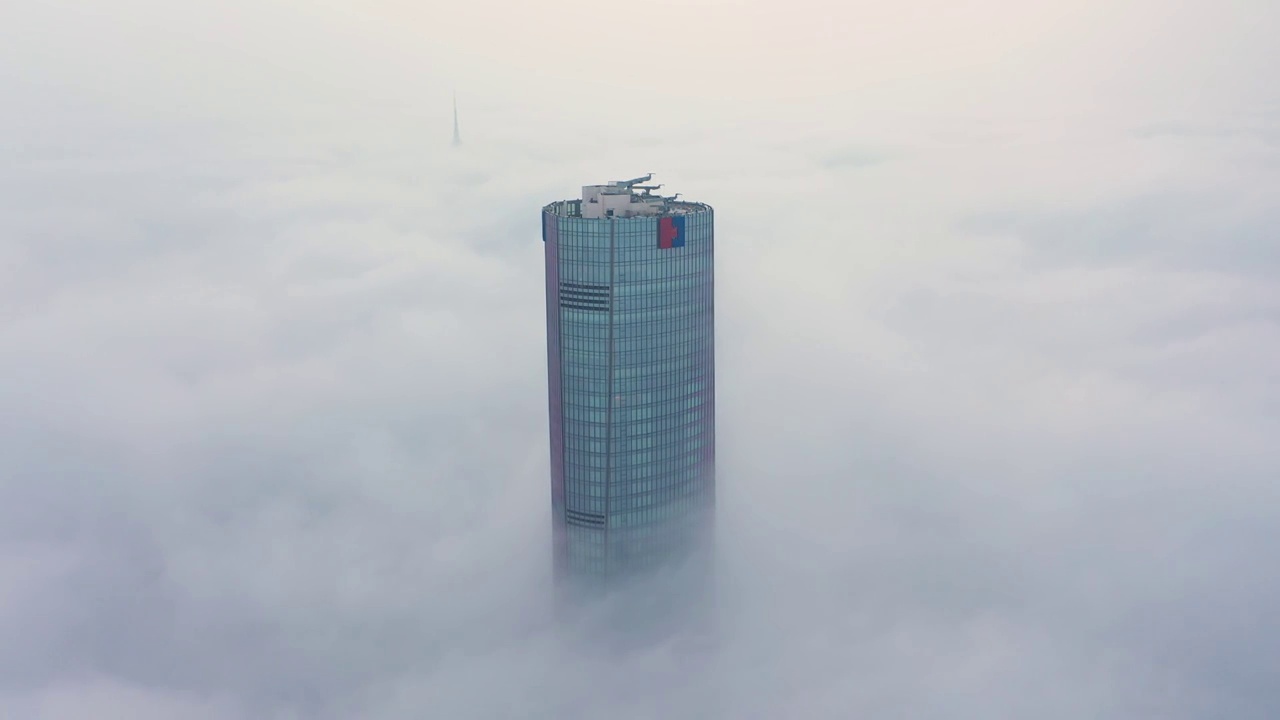 湾区珠海横琴珠海中心大厦平流雾航拍视频素材