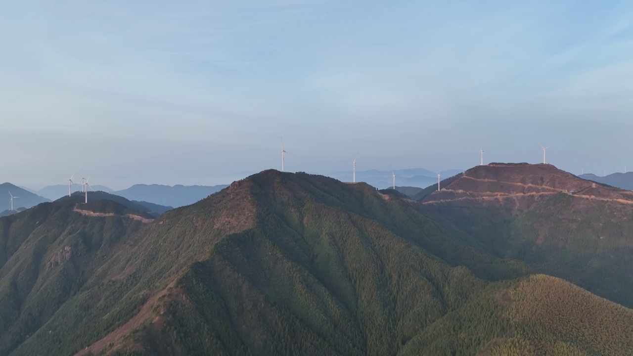 山顶上的风力发电机视频素材