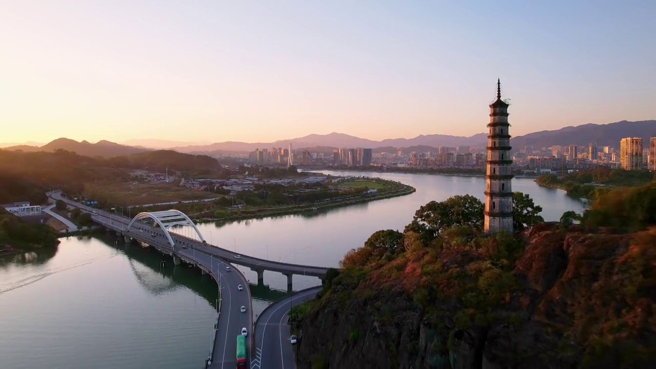 航拍夕阳下丽水市区好溪江瓯江上塔下大桥视频素材