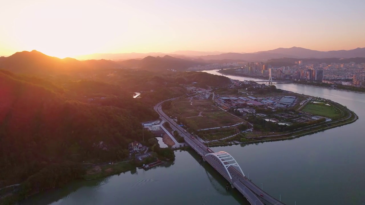 航拍夕阳下丽水市区好溪江瓯江上塔下大桥视频素材