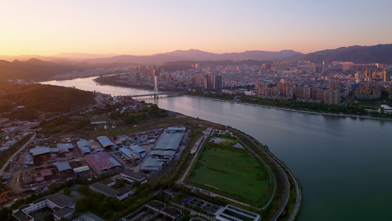 航拍夕阳下丽水市区好溪江瓯江上单塔斜拉索紫金大桥视频素材