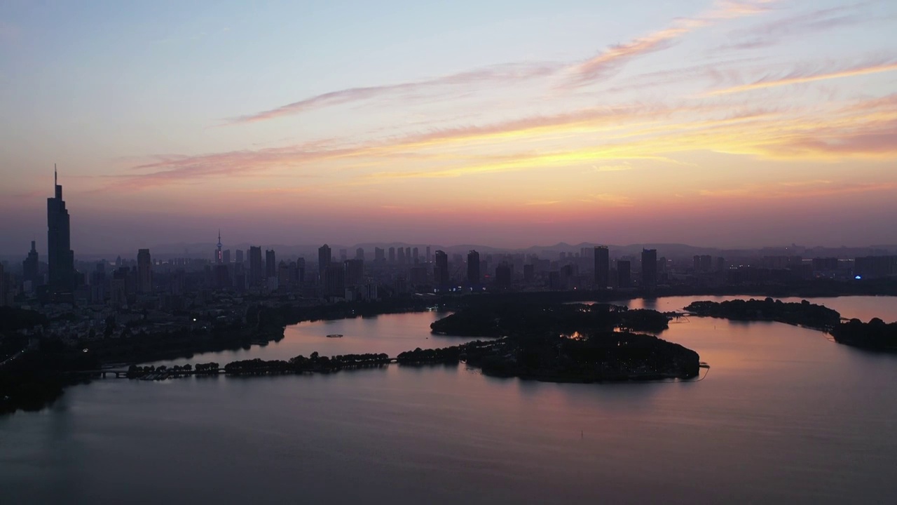 晚霞中的南京玄武湖公园，南京城市天际线风光视频素材