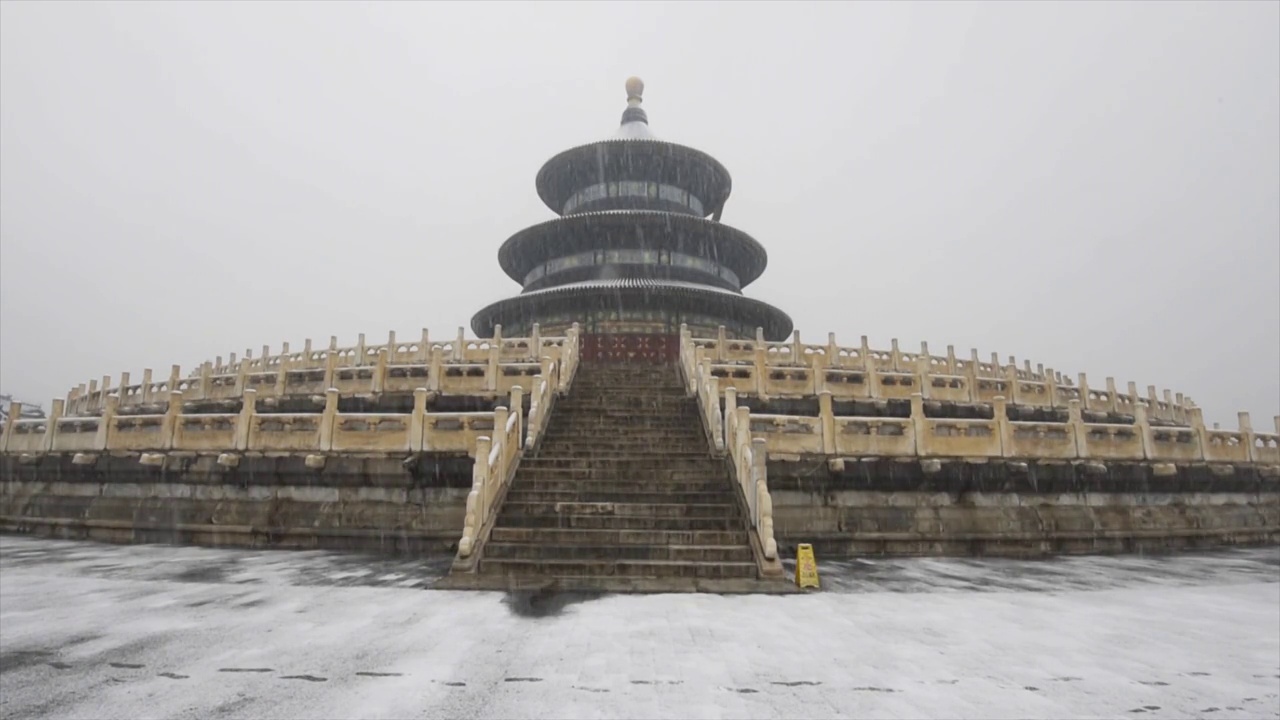 大雪中的天坛祈年殿视频素材