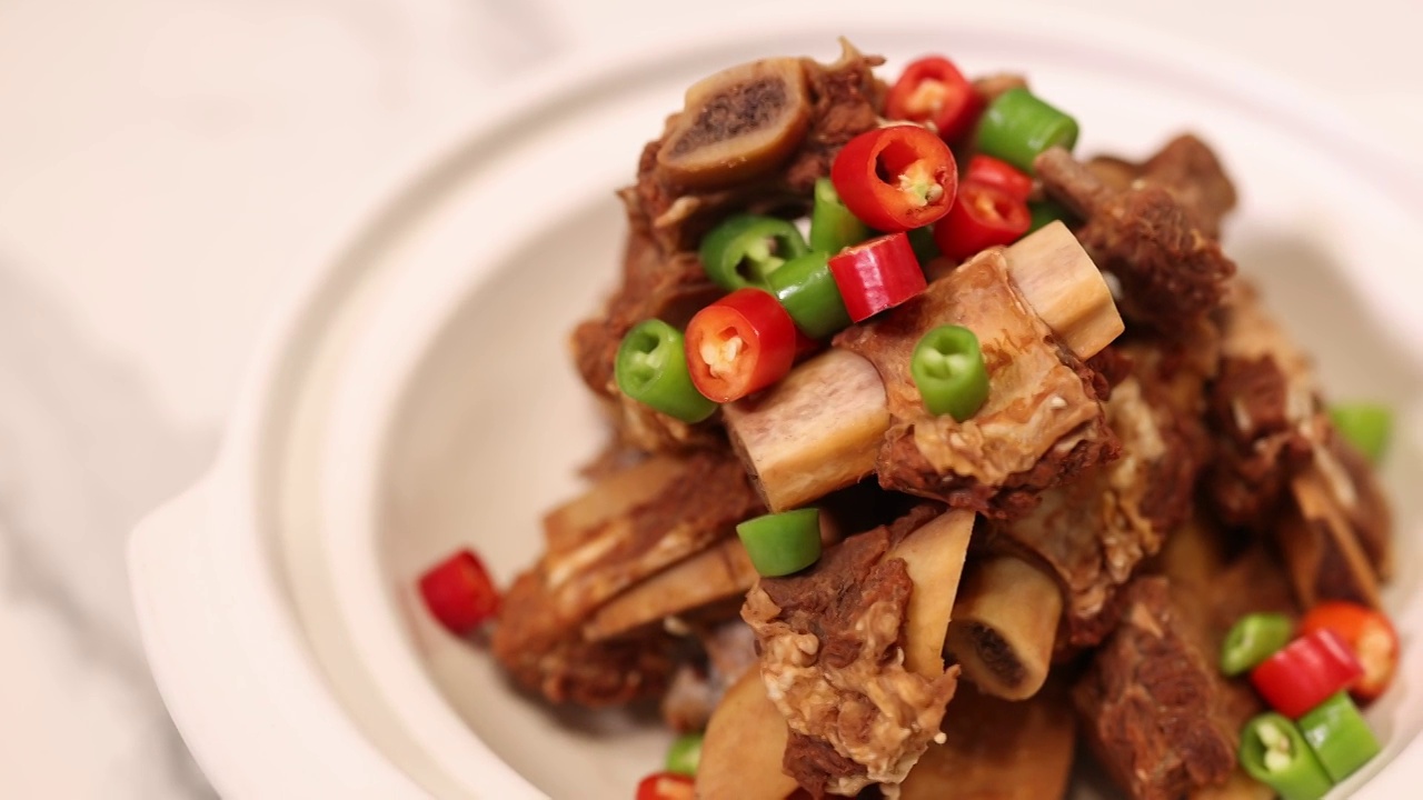 餐桌上的乡村美食视频素材