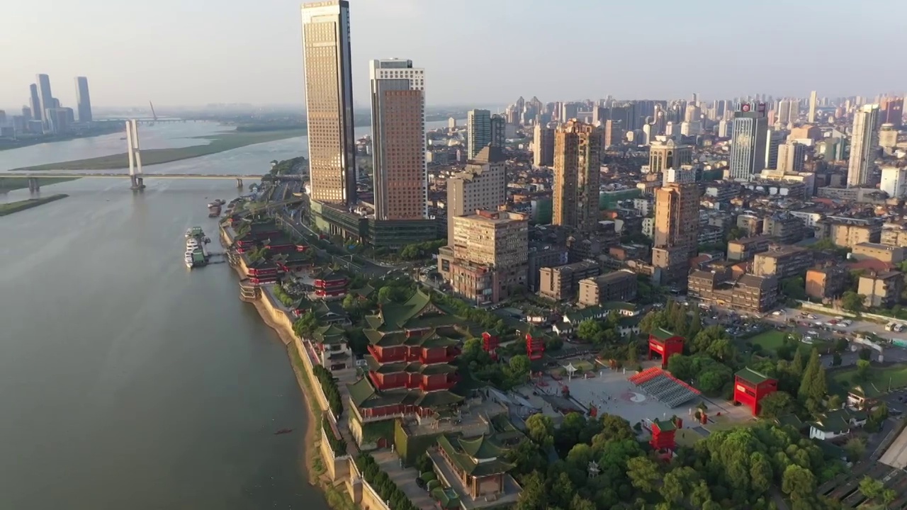 江西南昌赣江江滨城市天际线风光高视角航拍全景视频素材