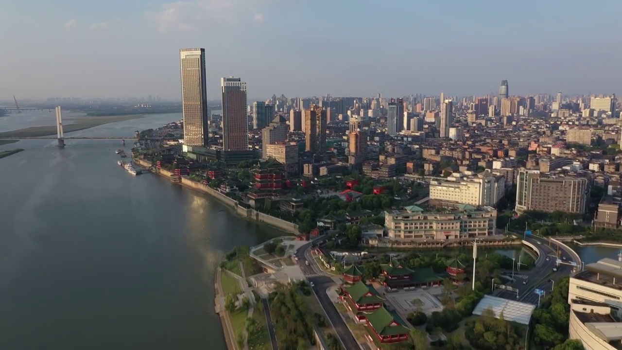 江西南昌赣江江滨城市天际线风光高视角航拍全景视频素材