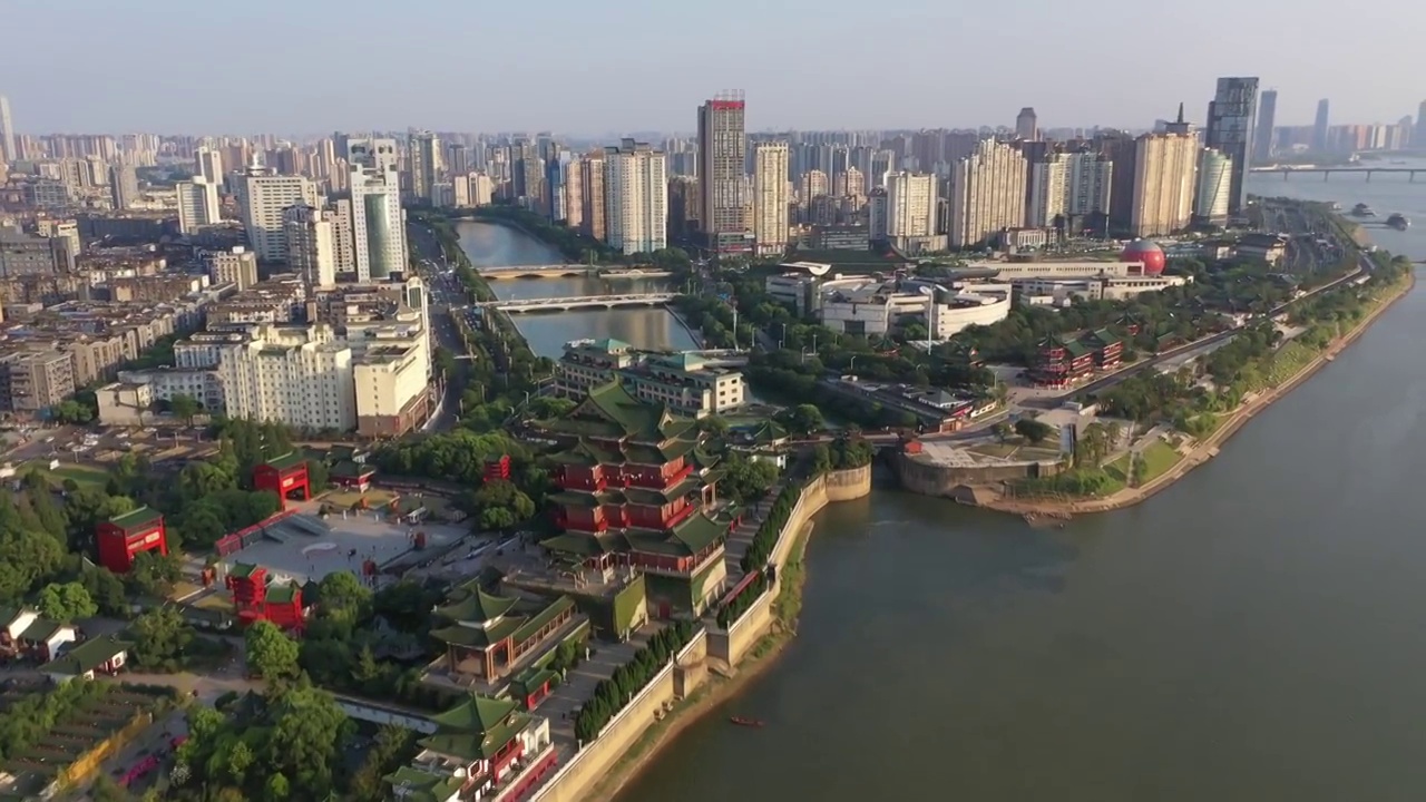 江西南昌赣江江滨城市天际线风光高视角航拍全景视频素材