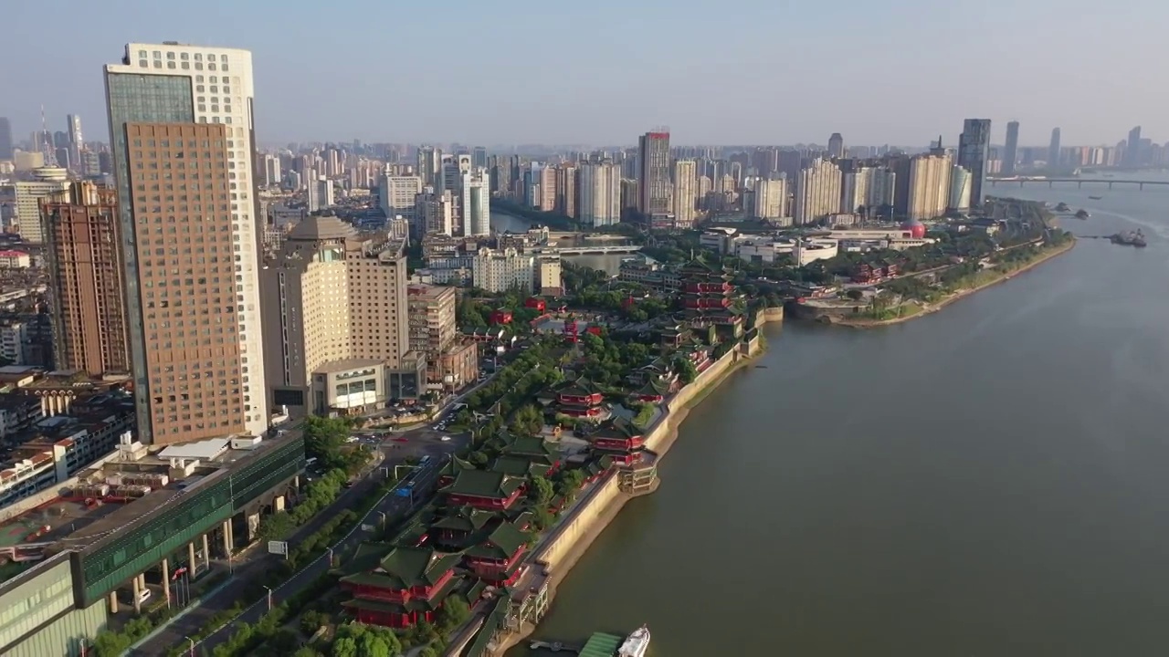 江西南昌赣江江滨城市天际线风光高视角航拍全景视频素材