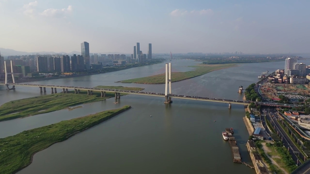 江西南昌赣江江滨八一大桥城市天际线风光高视角航拍全景视频素材