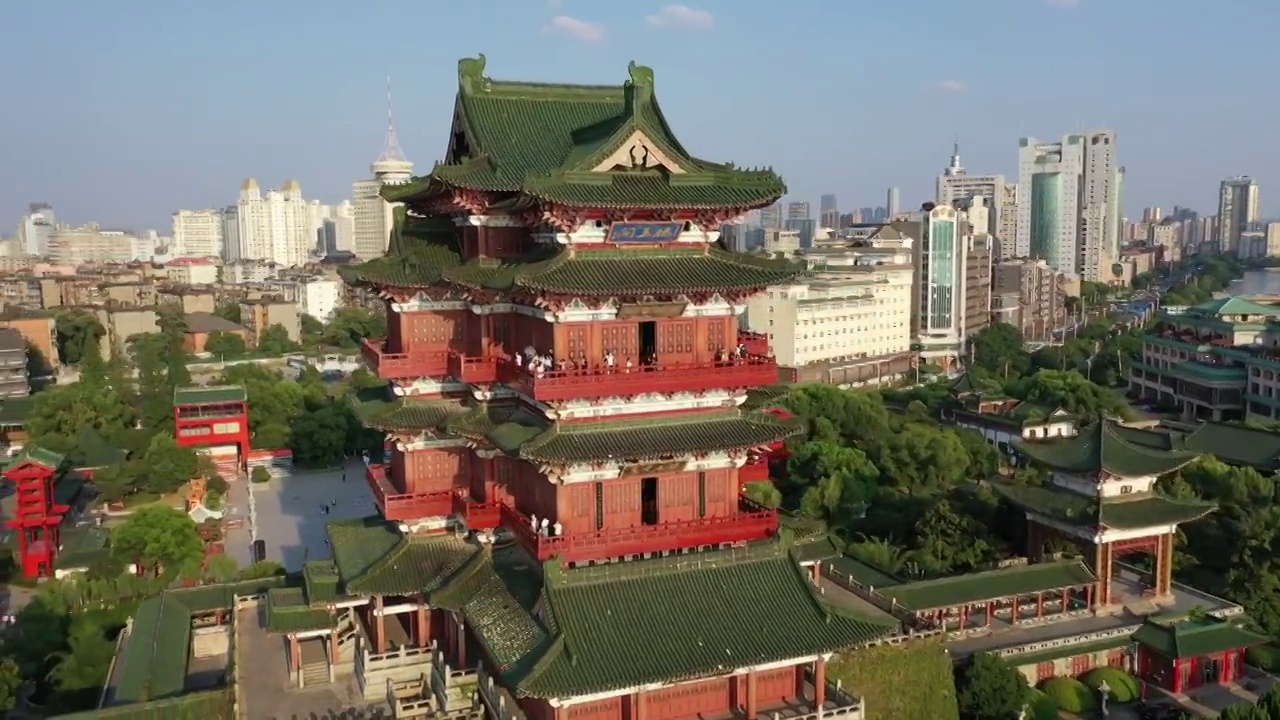 江西南昌滕王阁赣江江滨城市天际线风光航拍视频素材