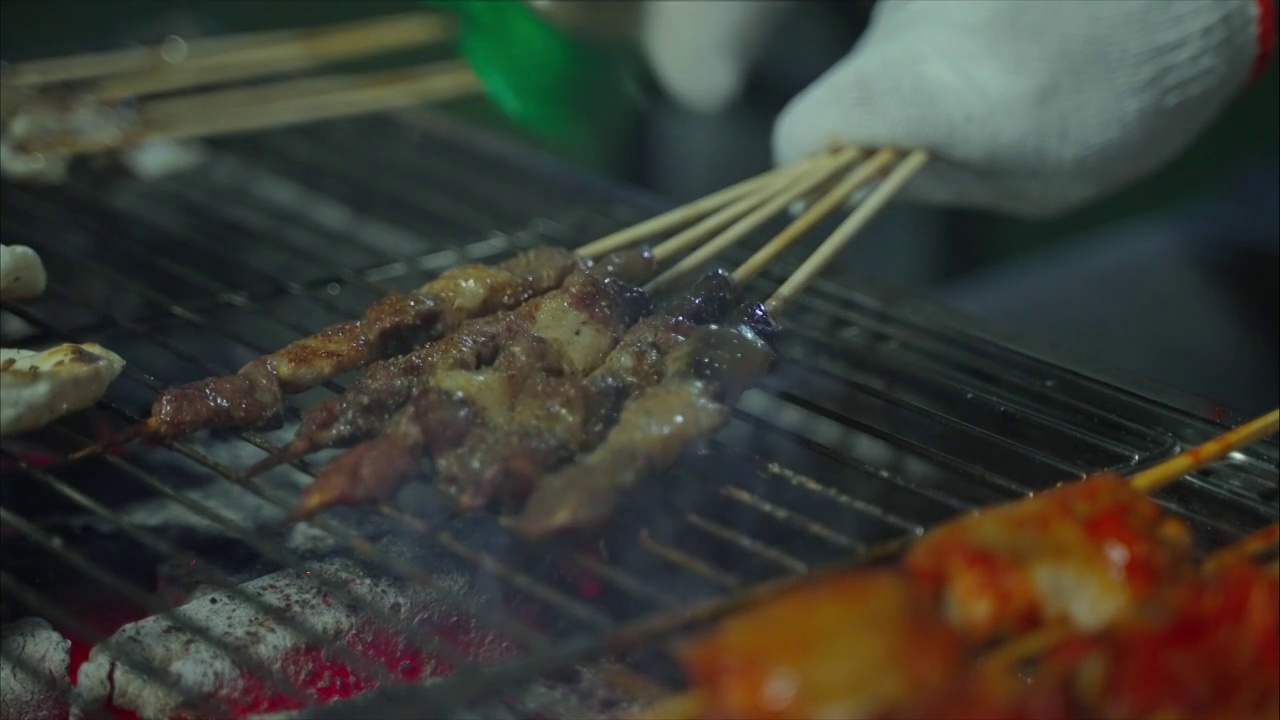 烤羊肉串、烧烤、烤串、串、美食视频素材