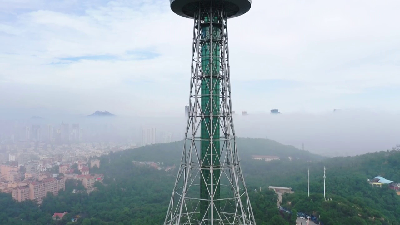 航拍青岛电视塔和平流雾视频素材