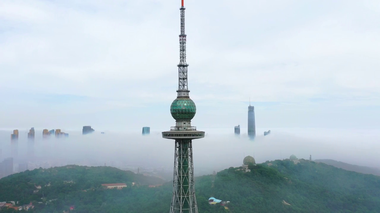 航拍青岛电视塔和平流雾视频素材