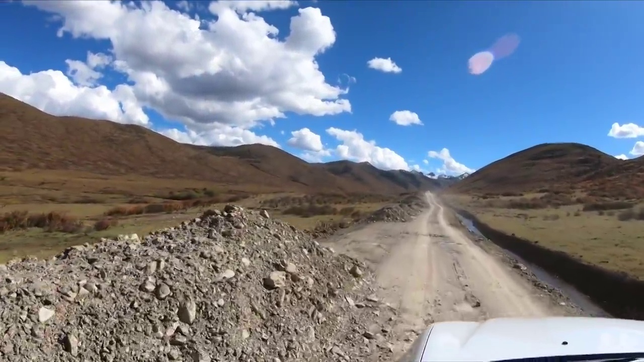 高原驾驶：汽车行驶在阿坝州达格则自然生态旅游区的土路上视频素材