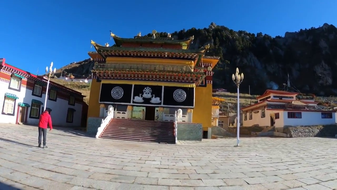 旅游景点：阿坝州山谷之间的藏族寺庙视频素材